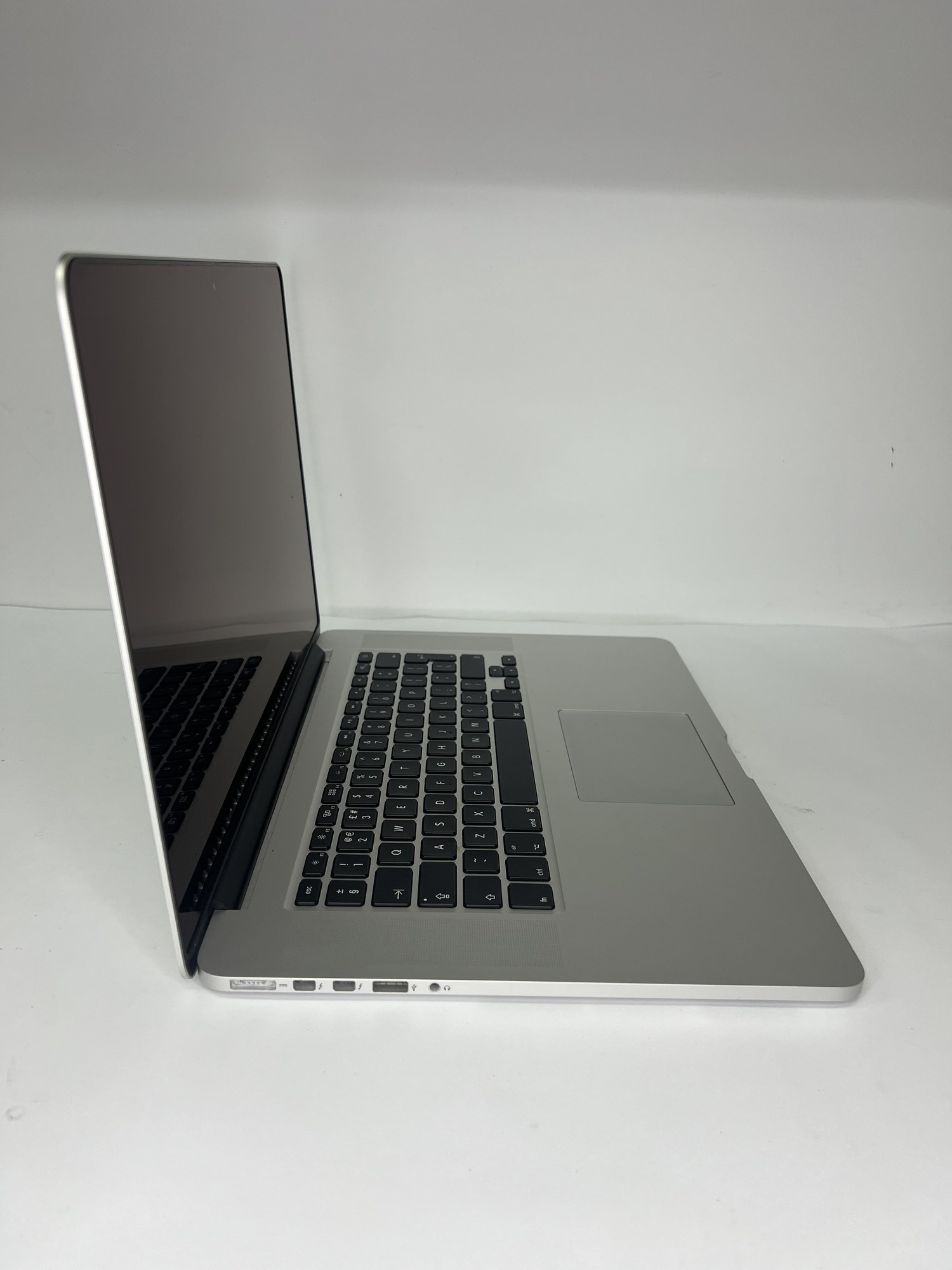 Apple MacBook Pro 15.4 Intel i7 16 GB / 256GB / Silver (A1398)